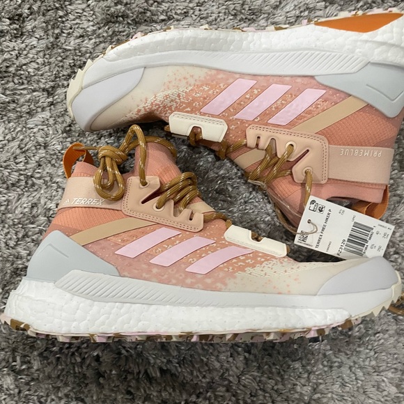 - NWT beautiful Terrex Prime Blue sneakers, Size 8 - Picture 1 of 8